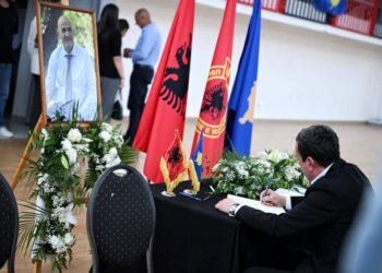 Kryeministri në detyrë Kurti viziton familjen Jashari për ngushëllime pas vdekjes së Sahit Jasharit