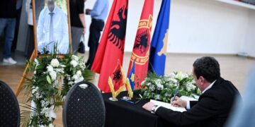 Kryeministri në detyrë Kurti viziton familjen Jashari për ngushëllime pas vdekjes së Sahit Jasharit