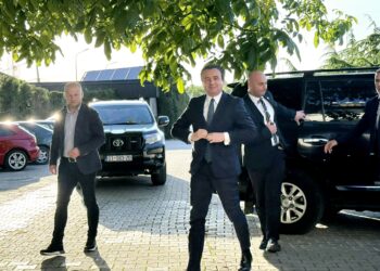 “Janë të vlefshme ato kotjet e shkurtëra në veturë”, Kurti tregon se si po fle në xhipat e zinj.