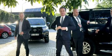 “Janë të vlefshme ato kotjet e shkurtëra në veturë”, Kurti tregon se si po fle në xhipat e zinj.
