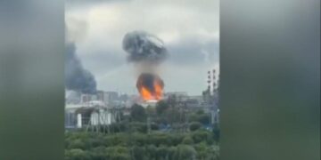 Kievi godet ashpër Moskën, sulmohet rafineria e naftës – Zelensky: Nëse digjet Ukraina, do të digjet edhe Rusia