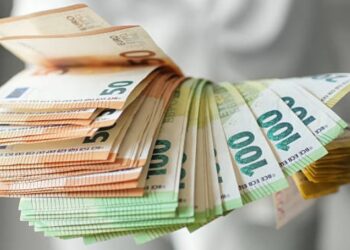Nga sot në Kosovë ndalohet pagesa me para në dorë mbi 2 mijë euro.