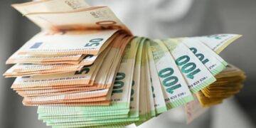 Nga sot në Kosovë ndalohet pagesa me para në dorë mbi 2 mijë euro.