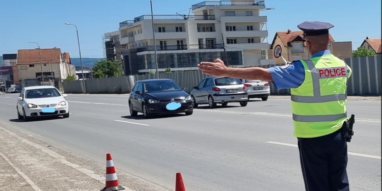 “132 km/h në zonë të banuar në Pejë, shoferi ndëshkohet me 500 euro gjobë”.