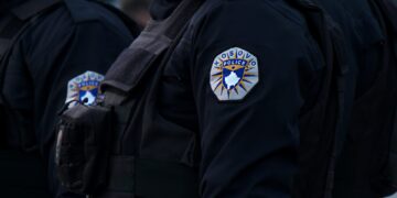 “Policia e kap në flagrancë, burri po sulmonte familjarët në Mitrovicë”.