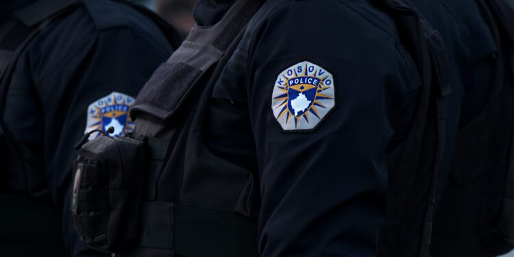 “Policia e kap në flagrancë, burri po sulmonte familjarët në Mitrovicë”.