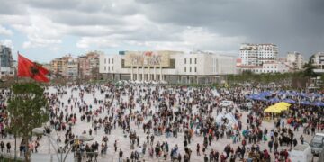 Shqipëria po plaket dhe po tkurret: Popullsia zbret në 2.33 milionë banorë, mosha mesatare arrin 45 vjeç