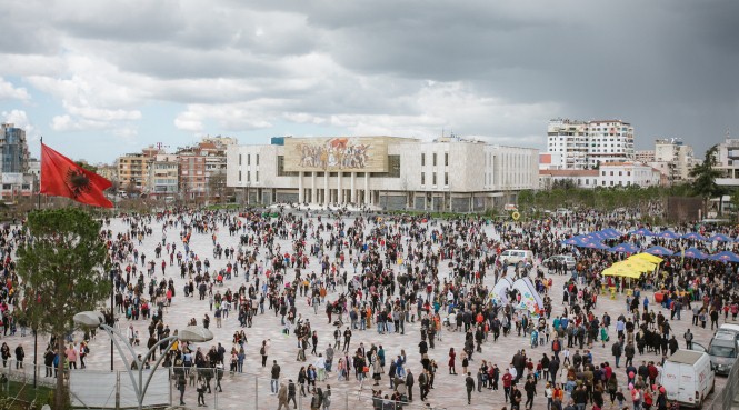 Shqipëria po plaket dhe po tkurret: Popullsia zbret në 2.33 milionë banorë, mosha mesatare arrin 45 vjeç
