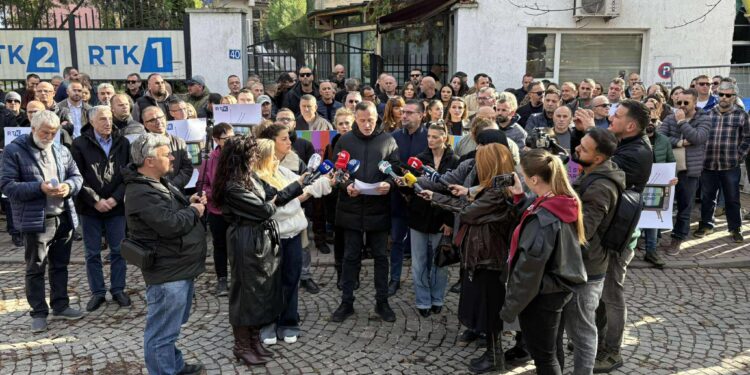 “Pagat e papaguara nxjerrin në protestë punëtorët e RTK-së”.