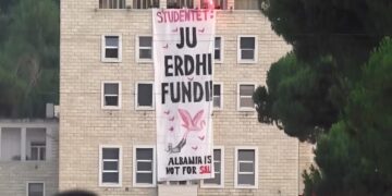 Protesta në Tiranë nis me tensione, protestuesit hyjnë me forcë në Politeknik për një banderolë
