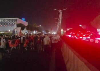 Protesta në Tiranë zgjat 5 orë, bllokohen autostrada Tiranë–Durrës dhe rruga për Rinas, krijohen kolona kilometrike
