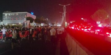 Protesta në Tiranë zgjat 5 orë, bllokohen autostrada Tiranë–Durrës dhe rruga për Rinas, krijohen kolona kilometrike
