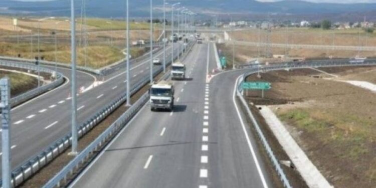 Sot mbyllet përkohësisht një korsi në autostradën “Arbën Xhaferi”.