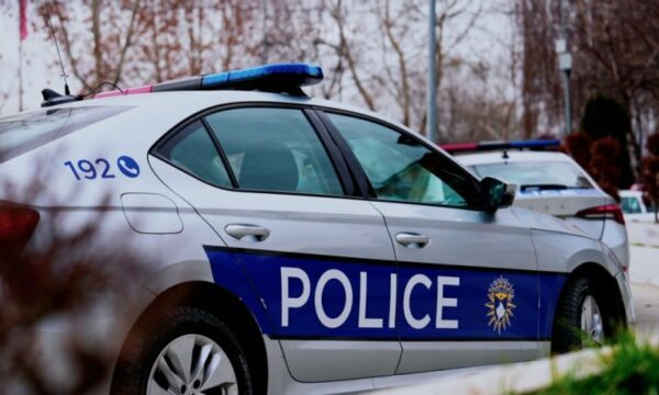 Një person bie nga shtylla elektrike në Klinë, dërgohet në spital.