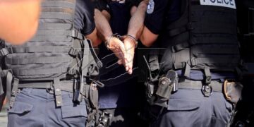 Arrestohet një 25-vjeçar në Kaçanik, dyshohet për mbajtje dhe përdorim të armës.