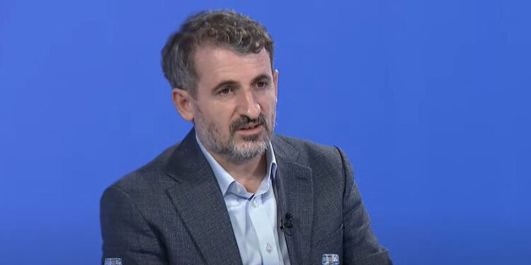 Ehat Miftaraj kritikon përdorimin e fëmijëve në fushatë: Albulena Haxhiu nuk guxon të flasë asnjë fjalë ndaj partisë dhe liderit të saj.