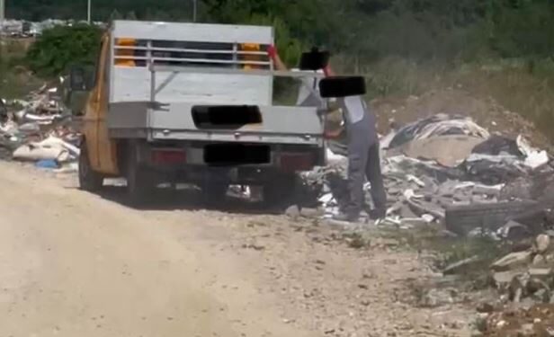 Dy persona gjobiten me nga 200 euro në Ferizaj, u kapën duke hedhur mbeturina në vende të papërshtatshme.