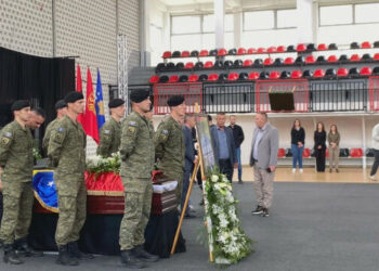 Homazhe në Skenderaj: Figura politike dhe qytetarë nderojnë Sahit Jasharin.