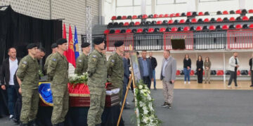 Homazhe në Skenderaj: Figura politike dhe qytetarë nderojnë Sahit Jasharin.