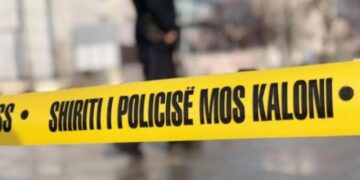 Tragjedi në Fushë Kosovë: Një person humb jetën pasi bie nga një lartësi.