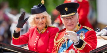 Mijëra njerëz në Londër për Trooping the Colour në nder të Mbretit Charles III