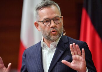 Roth pranon gabimin për Kosovën: Dialogu me Serbinë u kthye në pengesë për përparimin.