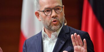 Roth pranon gabimin për Kosovën: Dialogu me Serbinë u kthye në pengesë për përparimin.