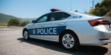 Kamenicë: Dy persona të arrestuar, policia konfiskon armë, mijëra euro dhe vula me stemë të Serbisë.