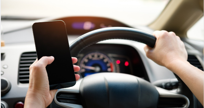 Ferizaj: 233 shoferë gjobiten vetëm në maj për përdorim të telefonit gjatë vozitjes.