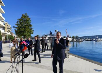 Tension në Tivat: 87 shtetas serbë të dëbuar, përplasje politike dhe siguri në fokus të samitit BE–Ballkani Perëndimor