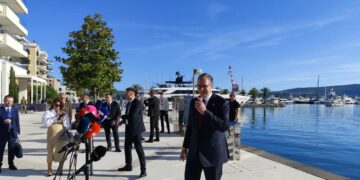 Tension në Tivat: 87 shtetas serbë të dëbuar, përplasje politike dhe siguri në fokus të samitit BE–Ballkani Perëndimor