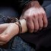 Arrestohet 19-vjeçari për tentim-grabitje në argjendari në Gjilan, i sekuestrohen arma dhe motoçikleta.