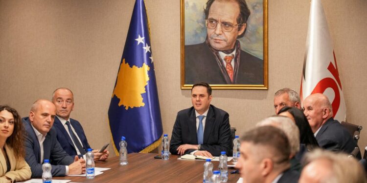 Nisma për shkarkimin e Abdixhikut, Zemaj dhe Dushi dorëzojnë nënshkrimet për Kuvendin e LDK-së.