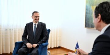 Deputeti i zgjedhur i VV-së e poston një foto me Sveçlën nga Ujmani pasi u rrënuan 11 vikendica: Veprat flasin vetë.