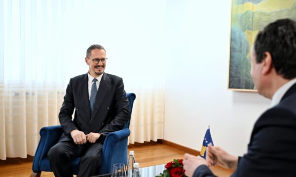 Deputeti i zgjedhur i VV-së e poston një foto me Sveçlën nga Ujmani pasi u rrënuan 11 vikendica: Veprat flasin vetë.