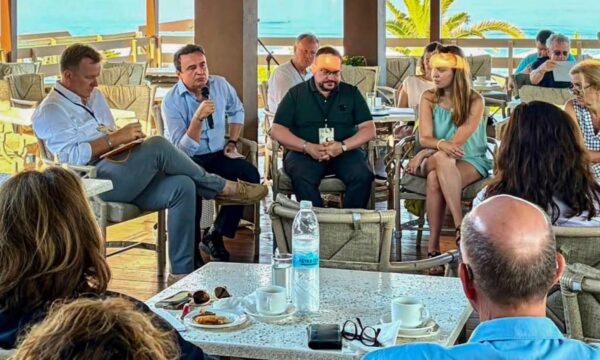 Kurti në mesin e “mendimtarëve globalë” në Olympia, krah tij edhe emisari i dialogut Kosovë–Serbi.