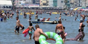 Vdes turistja 30-vjeçare në Vlorë, u dërgua në gjendje të rëndë në spital pas zhytjes.