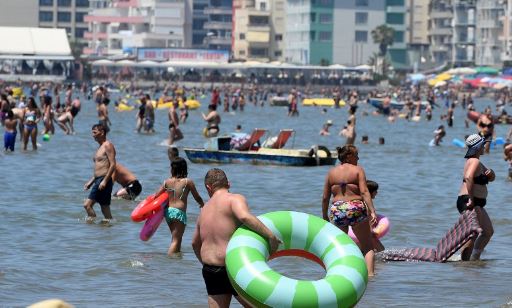 Vdes turistja 30-vjeçare në Vlorë, u dërgua në gjendje të rëndë në spital pas zhytjes.