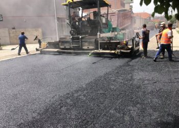 Rugës A po i shtohet shtresa e dytë e asfaltit.