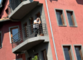 Pronari hyn brenda dhe nuk lejon t’i rrënohet shtëpia te “Rruga A” në Prishtinë: Shans s’ka.