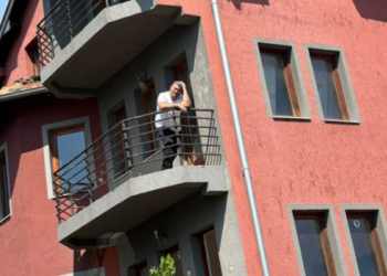 Pronari hyn brenda dhe nuk lejon t’i rrënohet shtëpia te “Rruga A” në Prishtinë: Shans s’ka.