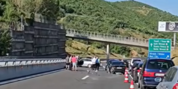 Aksident i rëndë në autostradën “Ibrahim Rugova” pranë Vërmicës: 6 vetura, 8 të lënduar
