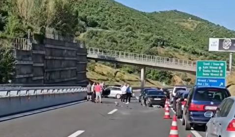 Aksident i rëndë në autostradën “Ibrahim Rugova” pranë Vërmicës: 6 vetura, 8 të lënduar