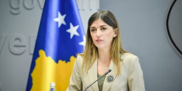 Albulena Haxhiu i siguron post në Presidencë gruas së drejtorit të burgjeve.