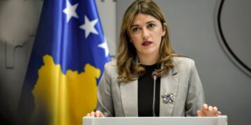 Administrata e Kuvendit në qendër të vëmendjes: Haxhiu emëron shoqen e saj në postin e lartë.
