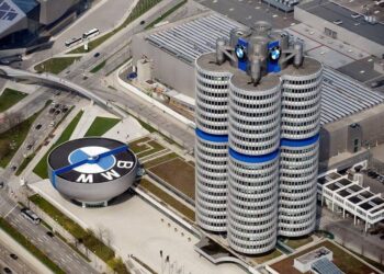 Pse selia qendrore e BMW-së ka formën e një motori? Historia pas ndërtesës ikonike në Mynih