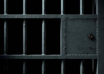 “Krimi që tronditi Deçanin: Një muaj paraburgim për 26-vjeçarin e dyshuar për vrasjen e babait”..