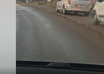 “Rruga e lirë, por shoferët zgjedhin trotuarin – pamje të pazakonta në Shkabaj”.