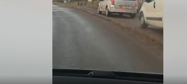 “Rruga e lirë, por shoferët zgjedhin trotuarin – pamje të pazakonta në Shkabaj”.