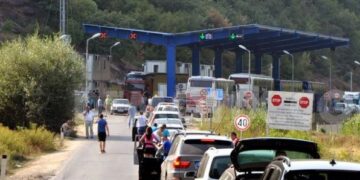 Fluksi në pikat kufitare të Kosovës: Pritjet më të gjata në Dheun e Bardhë